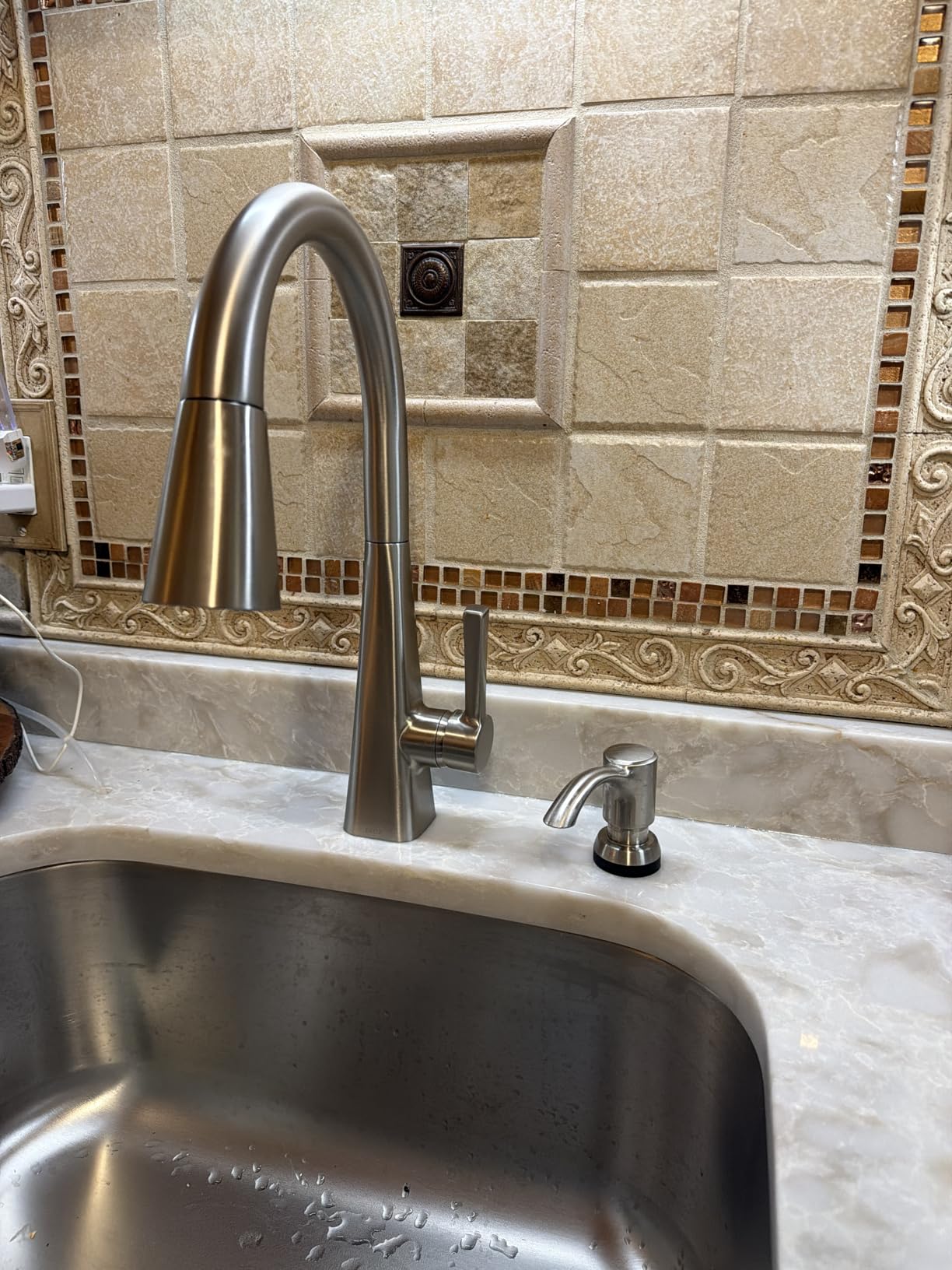 Delta Lenta Brushed Nickel Kitchen Faucet with Pull Down Sprayer, Modern Single Hole Kitchen Sink Faucet, Single Handle, SpotShield Stainless 19802Z-SP-DST customer photo 2