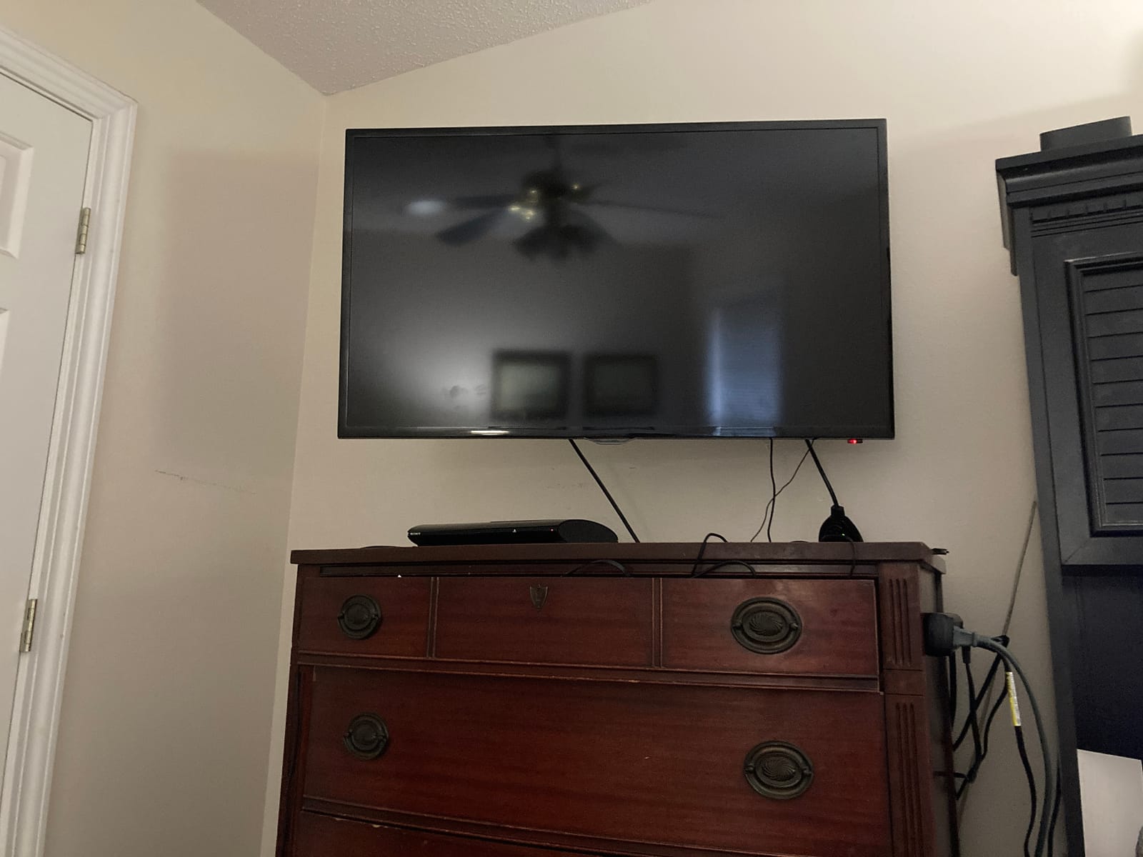 Pipishell Full Motion TV Wall Mount for 26-65 inch TVs up to 77 lbs | Max VESA 400x400mm, TV Mount Bracket with Articulating Arms, Extension, Tilt, Swivel, Leveling, Reinforced Steel Structure customer photo 2