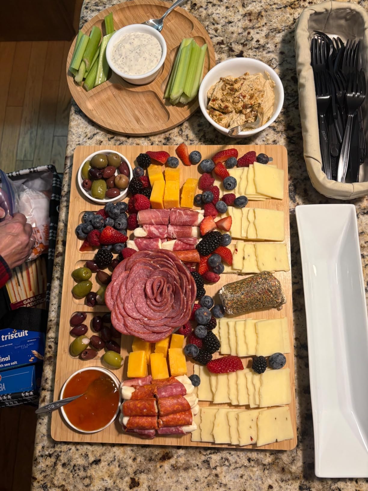 SMIRLY Charcuterie Boards Set, Large Cheese Board with Accessories, Bamboo | House Warming Gifts, Wedding Gifts for Couples, Bridal Shower Gifts, Magnetic Holder for 4 Cheese Knives, Fruit Tray customer photo 2