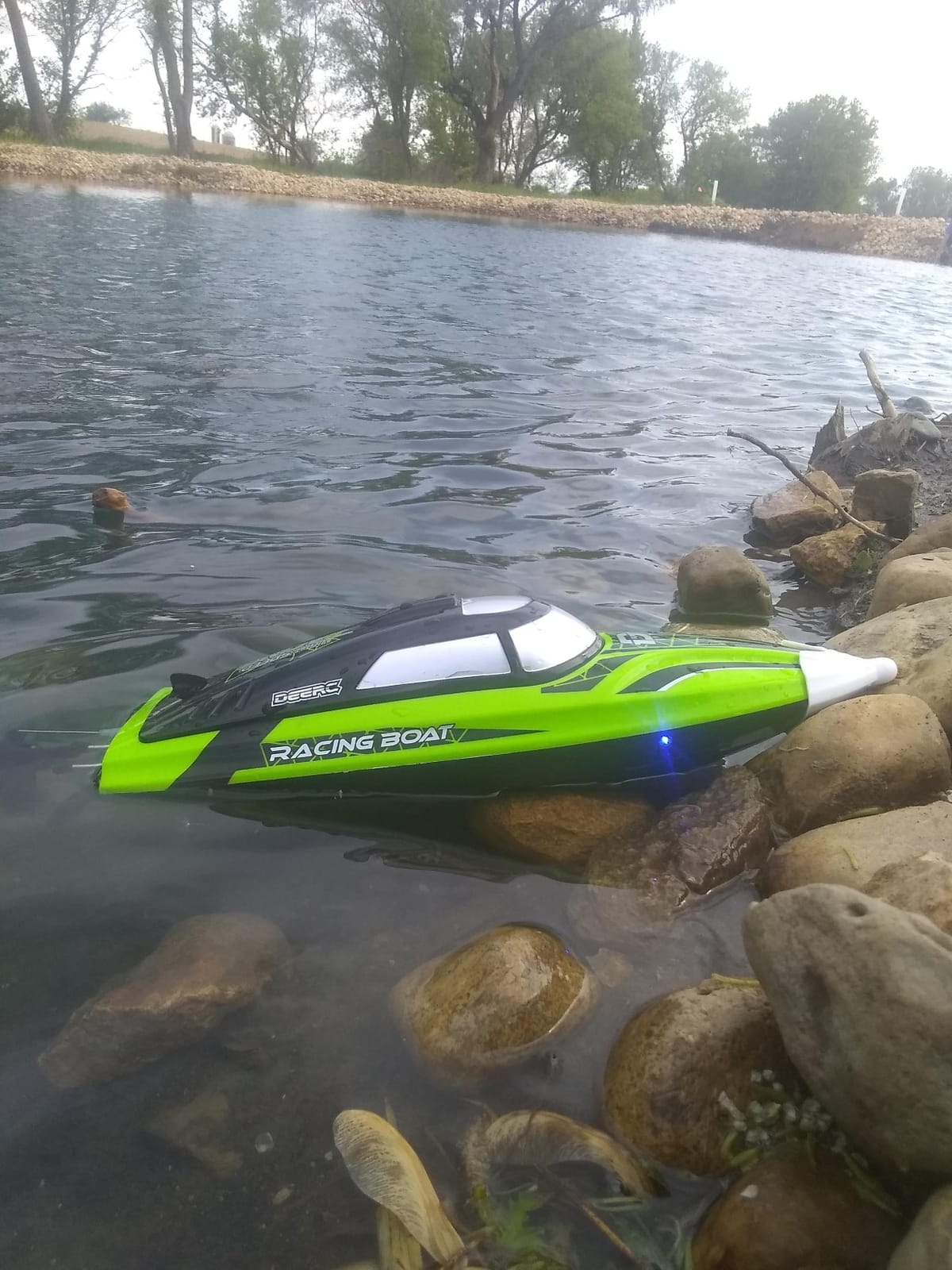 DEERC 14-Inch High Speed RC Boat, 20+ MPH, Auto Self-Righting, 2 Batteries customer photo 1