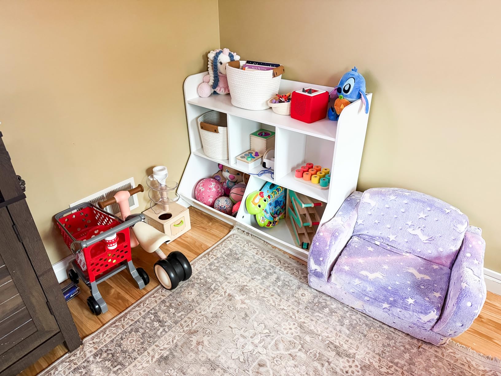 UTEX Toy Storage Organizer with Bookcase, Slanted Kids Toy Shelf Cubby | Multi Toy Storage Bookshelf, Spacious Shelves and 2 Market Bins, Water-Based Paint, Toy Room, Playroom, Kids Gift, White customer photo 2