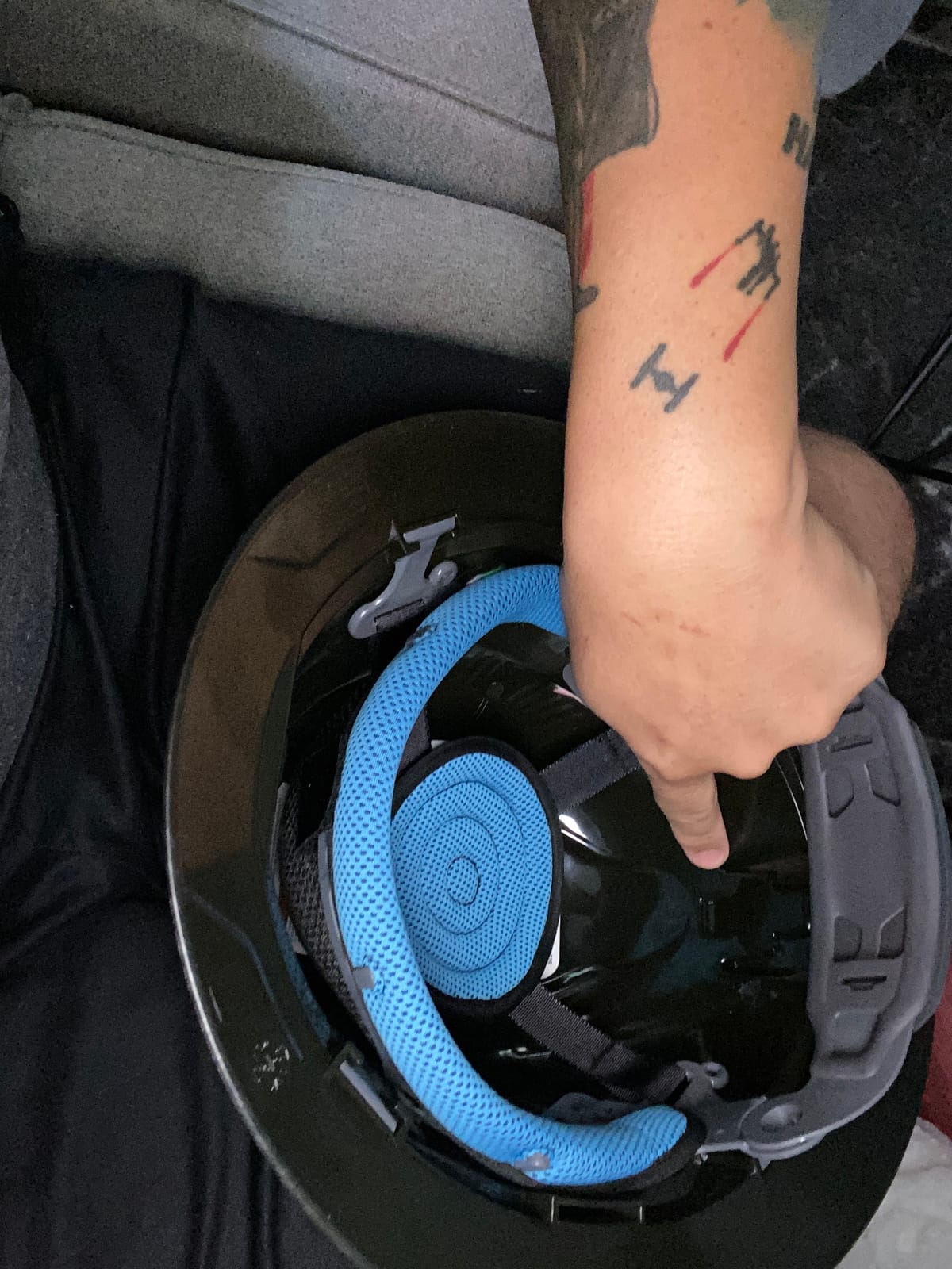 Klein Tools Hard Hat, Non-Vented Full Brim, Premium KARBN Pattern, Class E, Tested up to 20kV, Padded Sweat-Wicking Sweatband, Top Pad customer photo 1