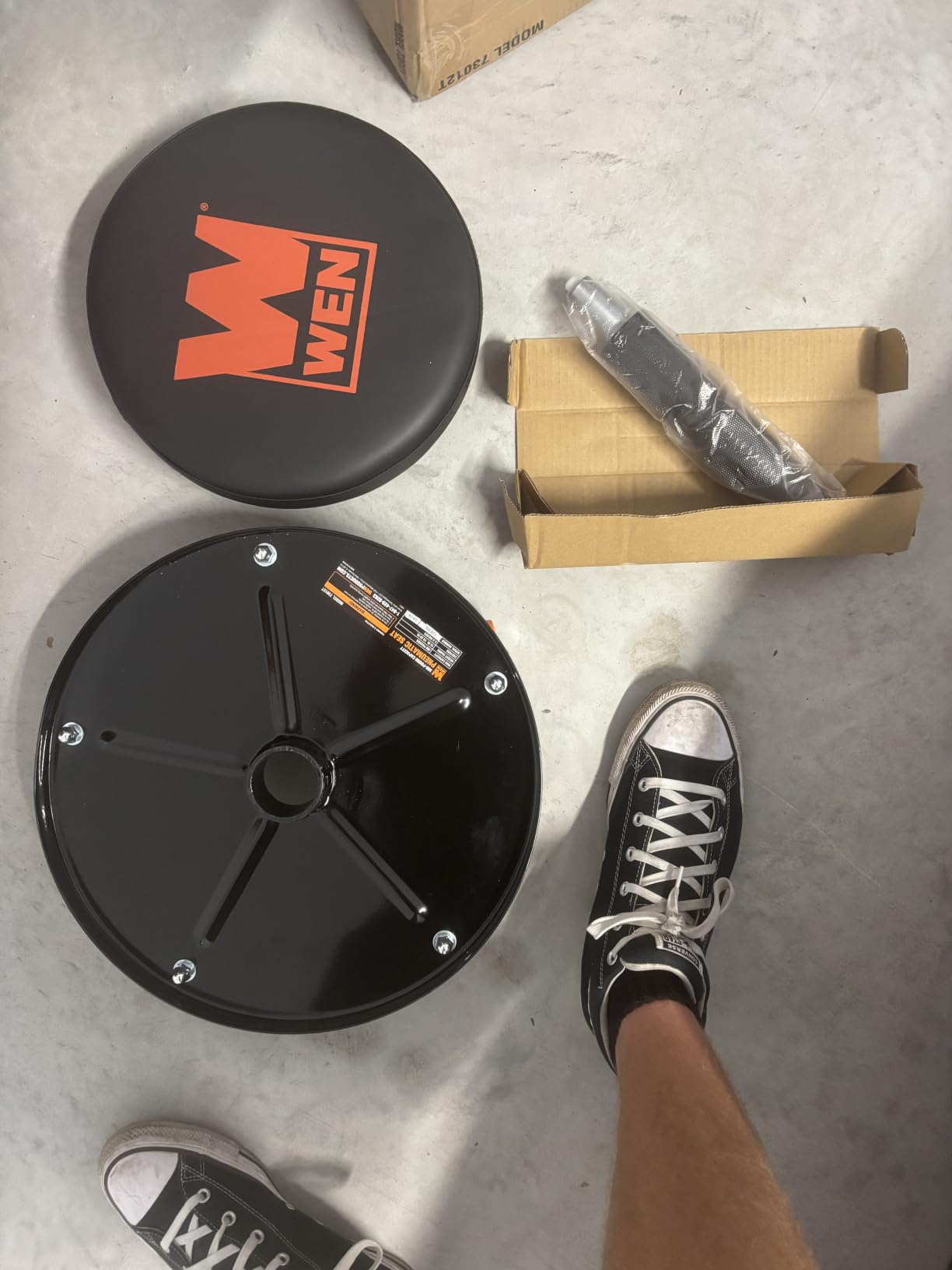 WEN 73012T 300-Pound Capacity Pneumatic Rolling Mechanic Stool customer photo 1