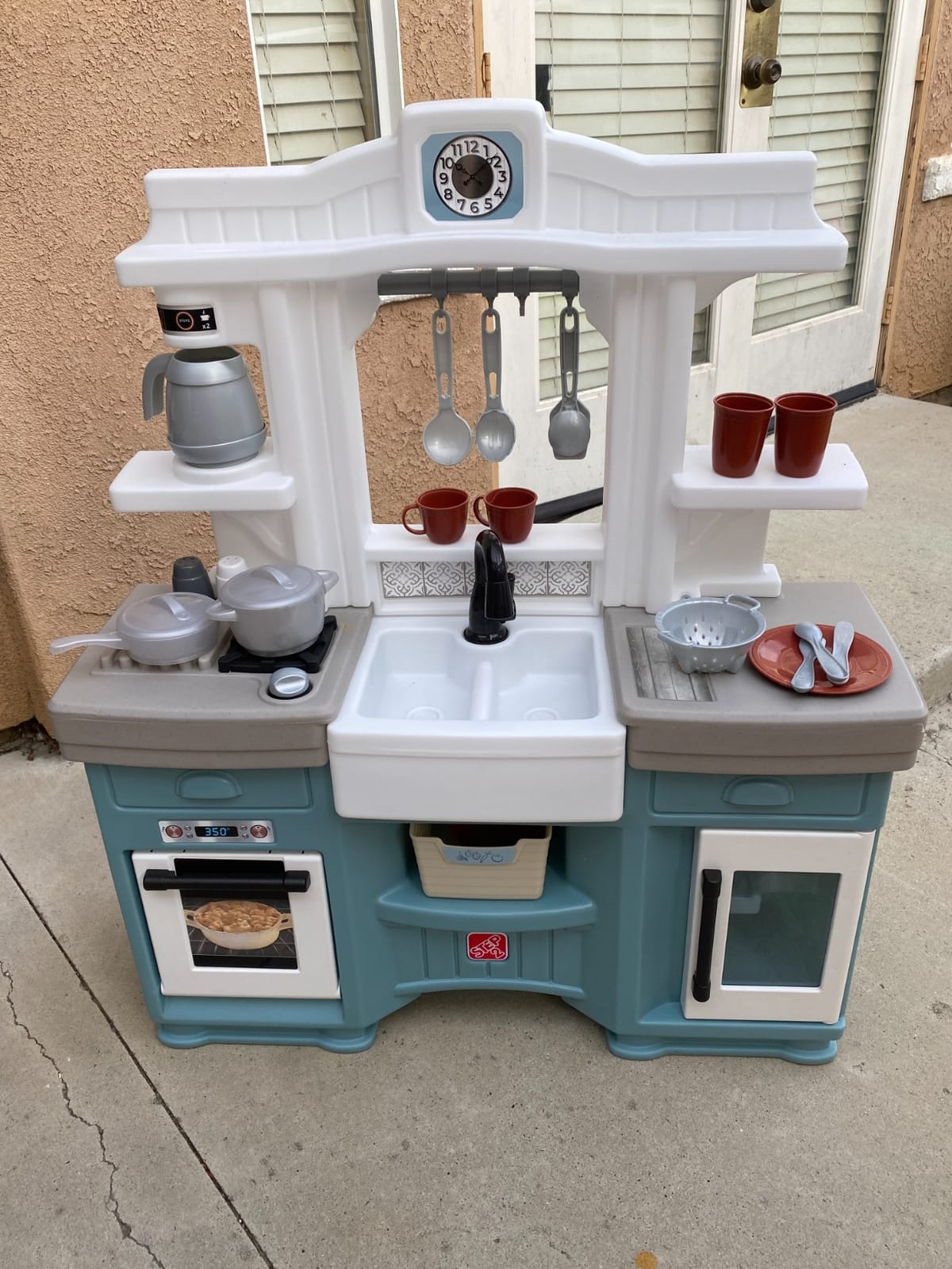 Step2 Timeless Trends Kids Kitchen Playset, Indoor/Outdoor Kitchenette, Interactive Play with Lights and Sounds, Made of Durable Plastic, Includes 21 Piece Toy Accessories, for Toddlers 2+ Years Old customer photo 1