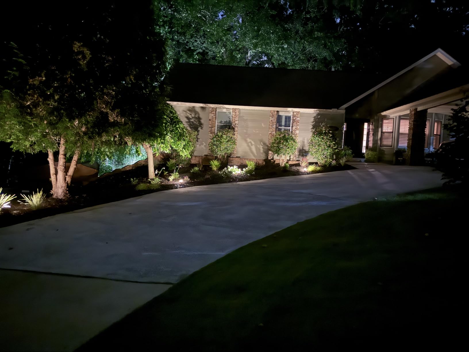 WELALO Solar Light Outdoor, IP68 Waterproof, Cool White, 6 Pack | 65LED, 3 Lighting Modes, 6 Pack Solar Spot light for Outside Yard Garden Pathway Landscape Walkway Driveway Garage House Tree customer photo 2