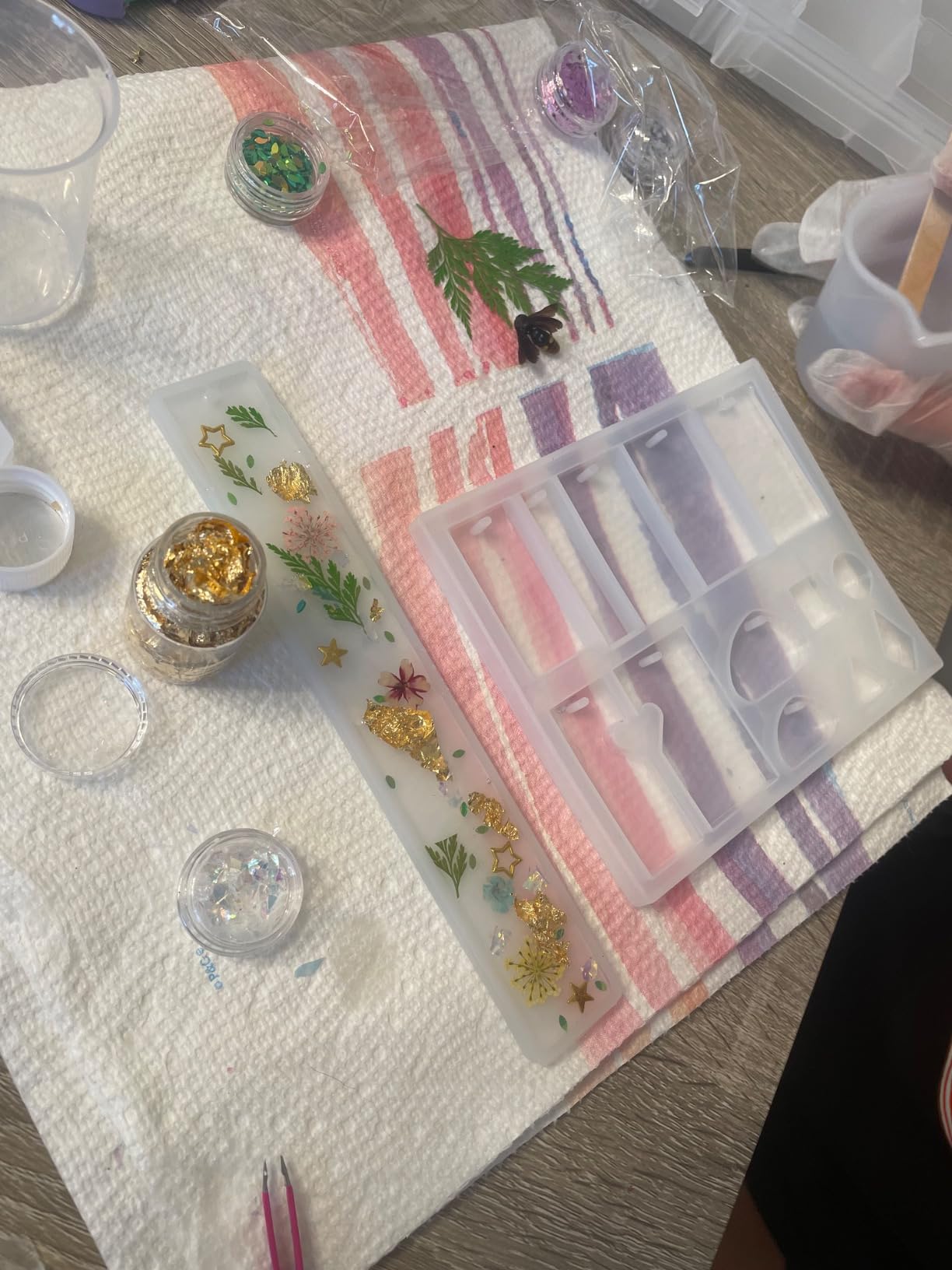 Piccassio Epoxy Resin Kit for Beginners - 208-Piece Jewelry Making & Craft Kit with Molds, Dried Flowers, Glitter & Tools - Complete Starter Set for Keychains, Bookmarks, Pendants & DIY Resin Art customer photo 2