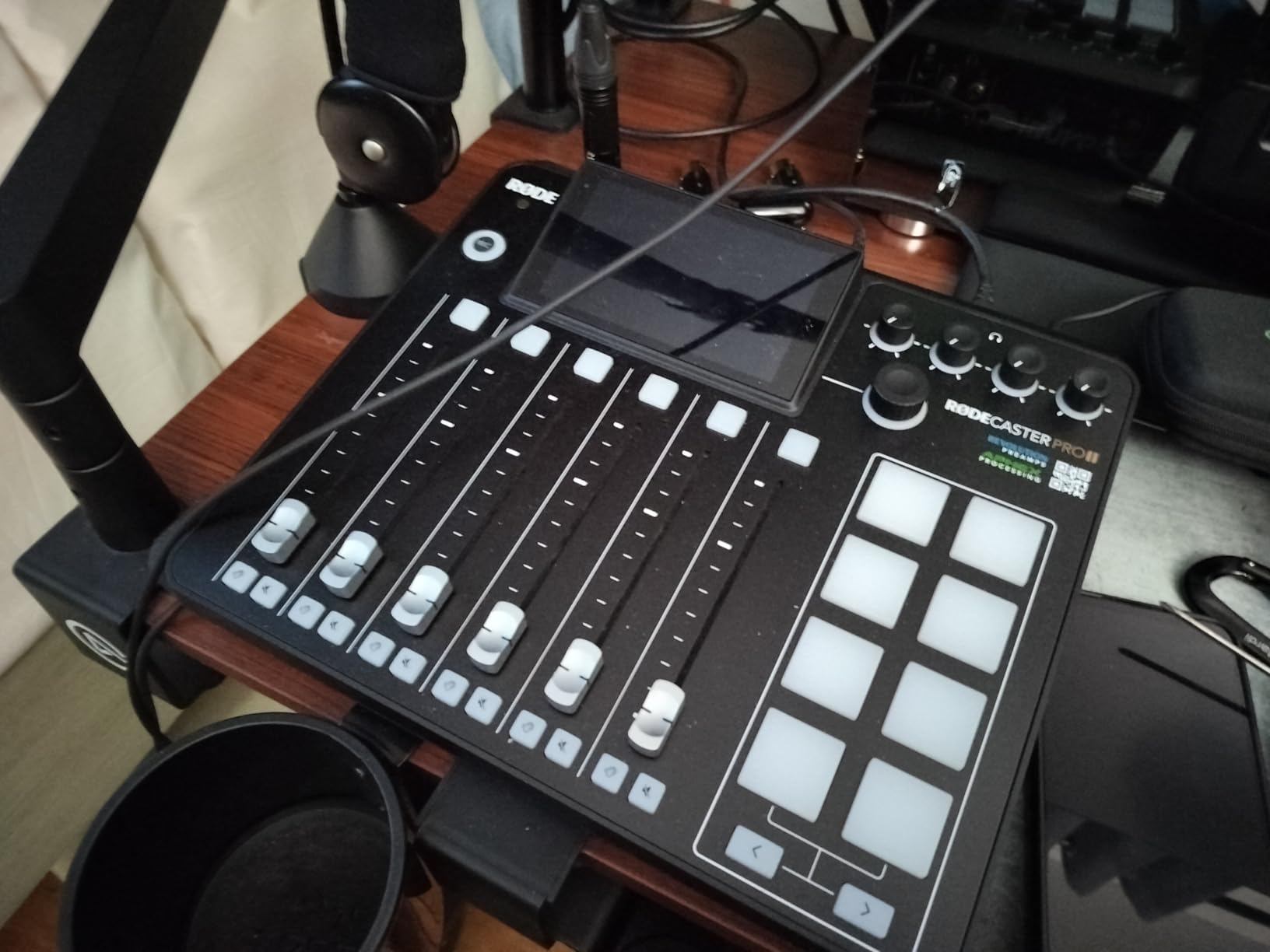 RØDE RØDECaster Pro II All-in-One Production Solution for Podcasting, Streaming, Music Production and Content Creation, Black customer photo 1