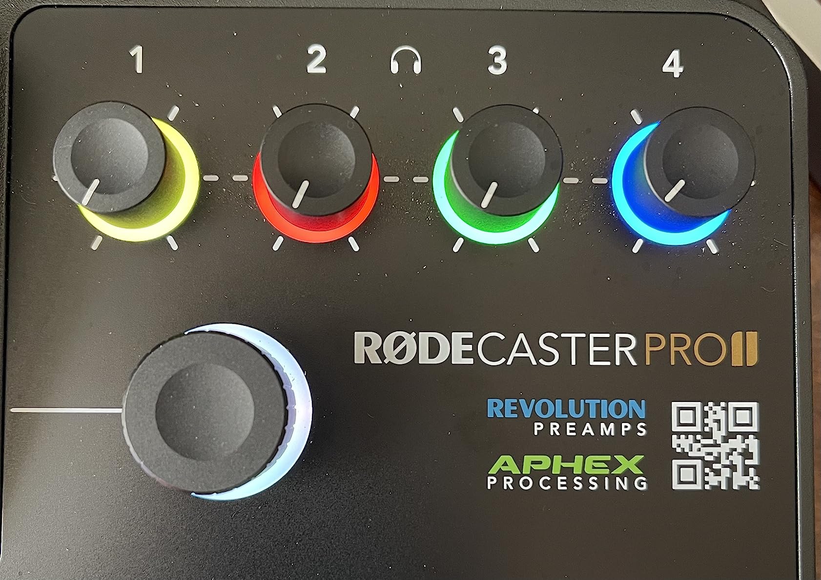 RØDE RØDECaster Pro II All-in-One Production Solution for Podcasting, Streaming, Music Production and Content Creation, Black customer photo 2