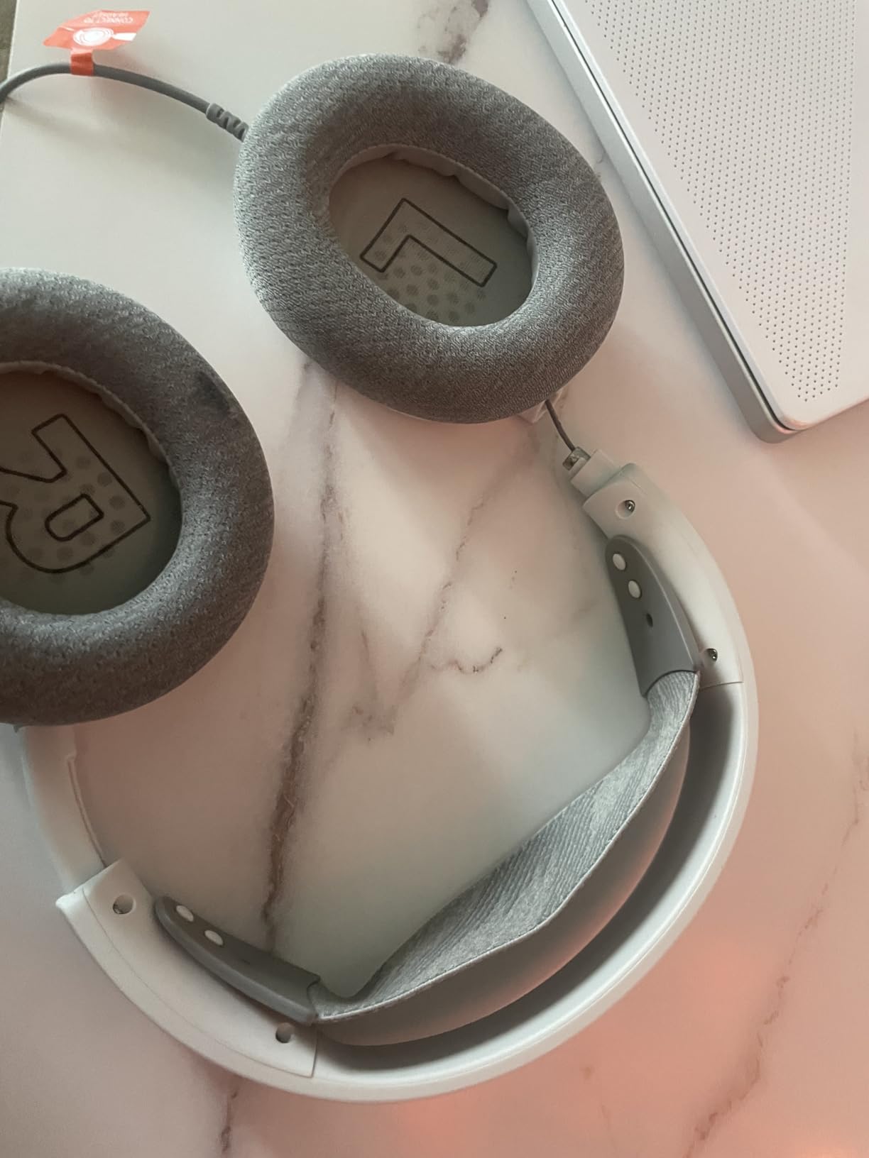 SteelSeries Arctis Nova 1P Multi-System Gaming Headset - Hi-Fi Drivers - 360° Spatial Audio - Comfort Design - Durable - Lightweight - Noise-Cancelling Mic - PS5/PS4, PC, Xbox, Switch - White customer photo 2
