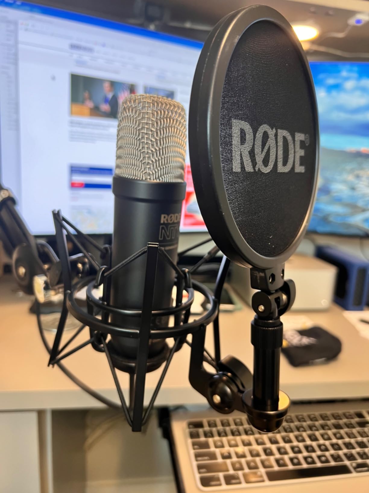 Rode NT1 5th Generation Condenser Microphone with SM6 Shockmount and Pop Filter, Silver | Dual XLR and USB-C, 1 Gold-Sputtered Capsule, 4 Dba Self-Noise, SM6 Shockmount and Pop Filter Included customer photo 1