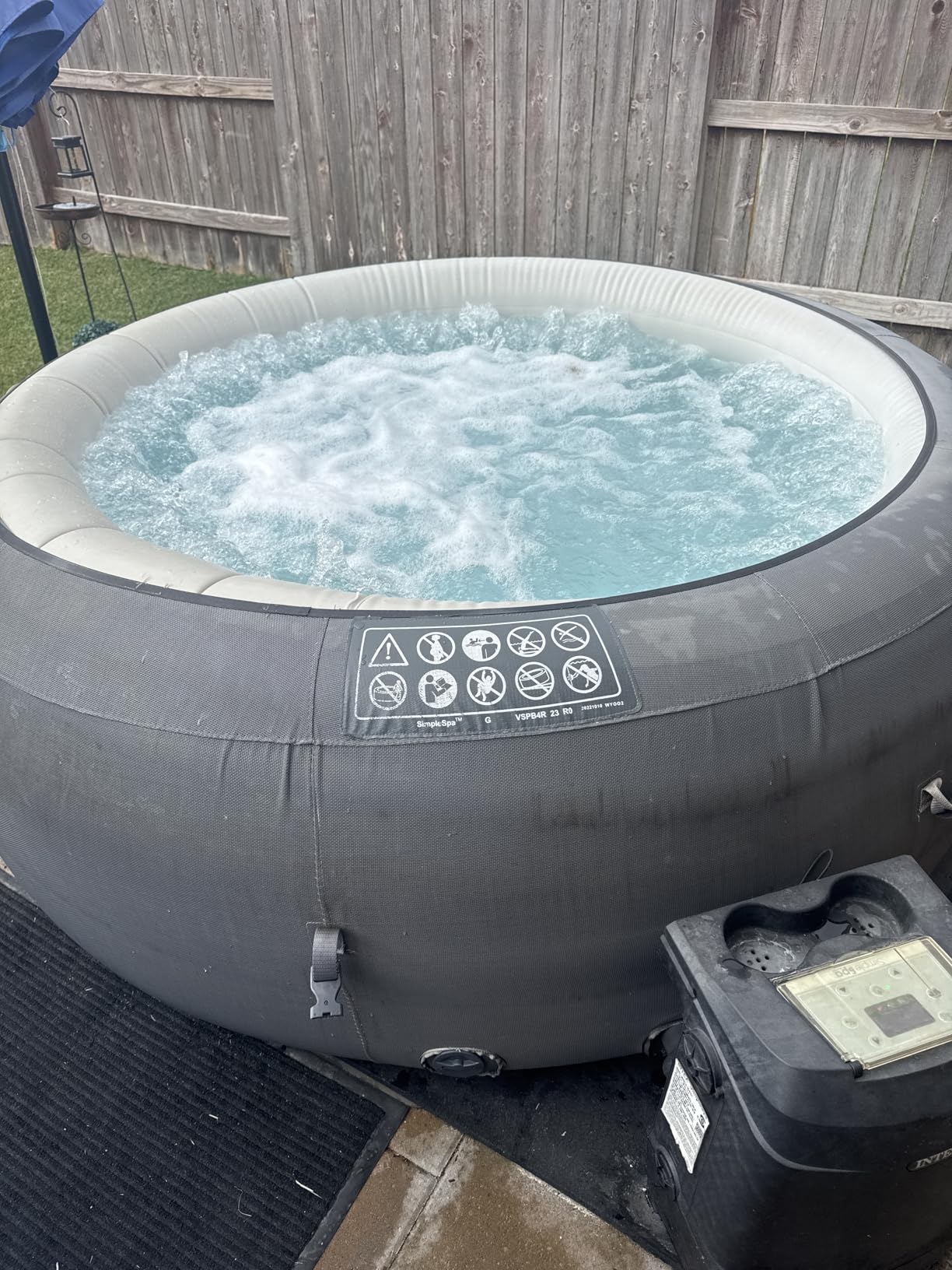 INTEX SimpleSpa 4 Person Inflatable Hot Tub, Portable Spa with 100 Jets | 28483E Built-in Hard Water Treatment with Cover & Ground Cloth for Insulation, 77in x 26in customer photo 1