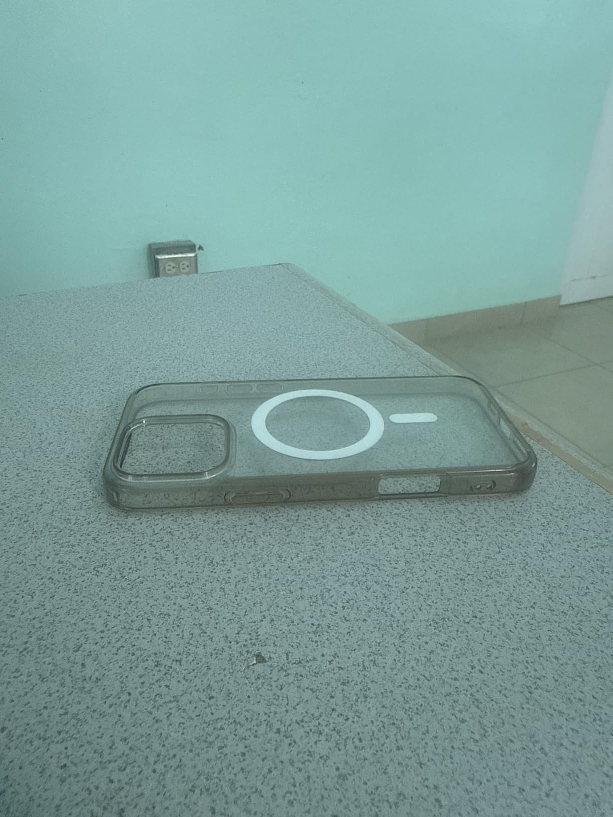 Spigen Ultra Hybrid MagFit for iPhone 15/14/13 Case [Anti-Yellowing] [Compatible with MagSafe] - Clear customer photo 1