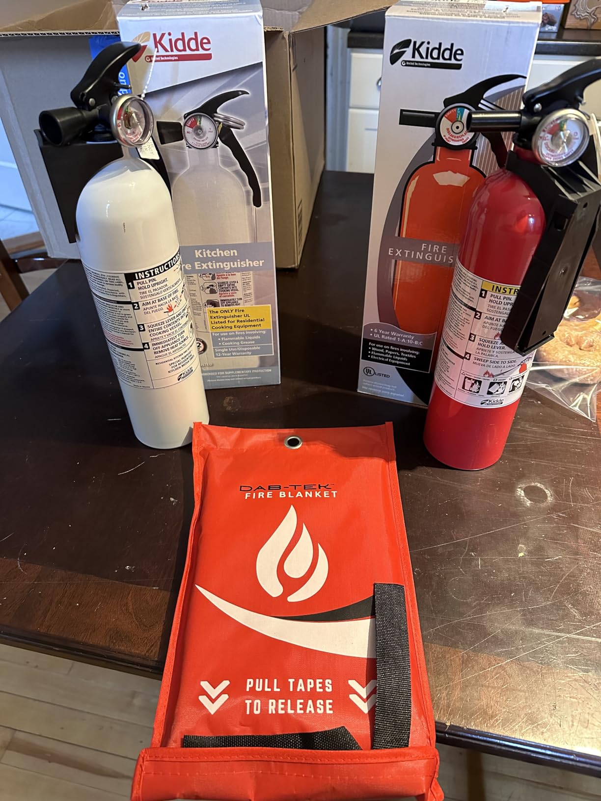 Kidde Kitchen Fire Extinguisher, 711A, RESSP | Home Extinguisher for Small Cooking Oil and Grease Fires in Residential Kitchens, 2.5 lb. Dry Chemical customer photo 1