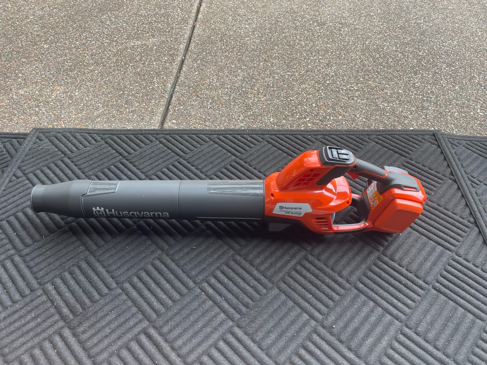 Husqvarna Leaf Blaster 350iB Battery Powered Cordless Leaf Blower, 200-MPH 800-CFM, Brushless Motor and Quiet Operation, 40V Lithium-Ion 7.5 Ah Battery and Charger Included customer photo 1