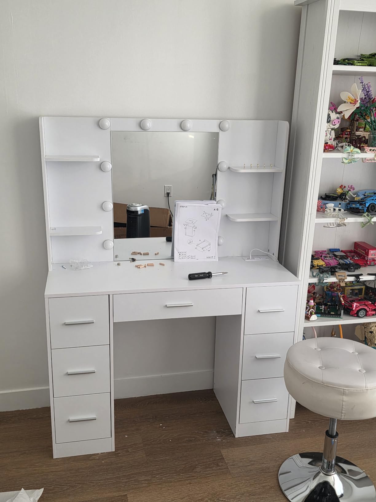 Quimoo Large Vanity Desk with LED Lighted Mirror & Power Outlet, Makeup Vanity Table with 7 Drawers, 4 Shelves and 5 Hooks, Vanity Table, Vanity Desk Set for Bedroom, Bathroom, White customer photo 2