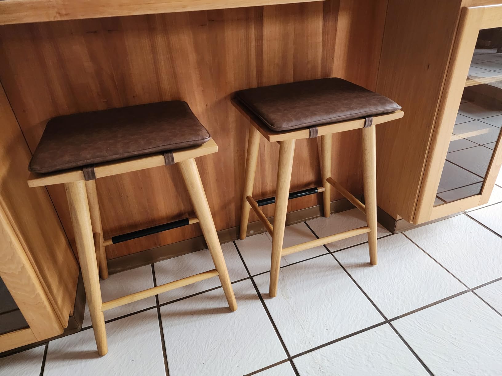 Nathan James Barker Counter Height Solid Wood Barstool with Upholstered Cushion, Backless Island Stool with Rubberwood Legs and Natural Textured Linen Upholstery for Kitchen, Brown/White customer photo 2