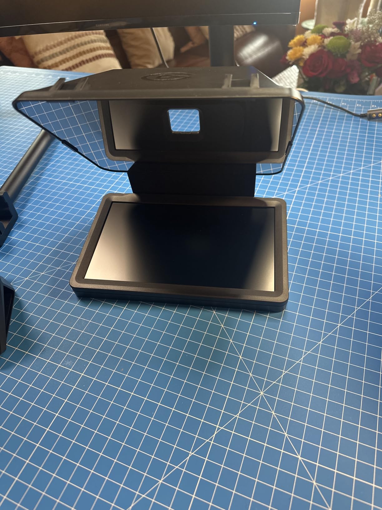 Elgato Prompter, Teleprompter with Built-in Screen | Drag-and-drop display, Supports DSLR, webcam, smartphone, Read chat or scripts, Works with Mac, PC, Stream Deck customer photo 2