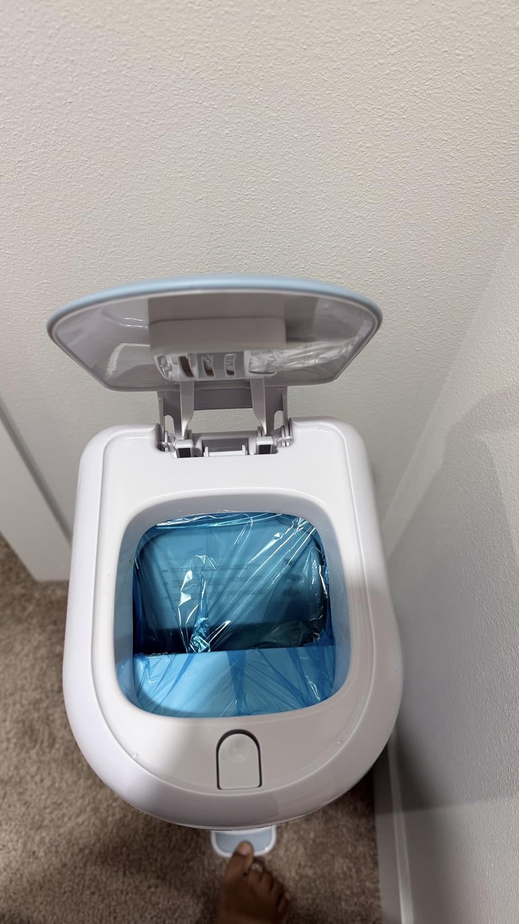 Diaper Genie Platinum Pail | Hands-free odour-locking diaper pail (white) includes Easy Roll tear-off bags holding up to 846 newborn diapers. customer photo 1