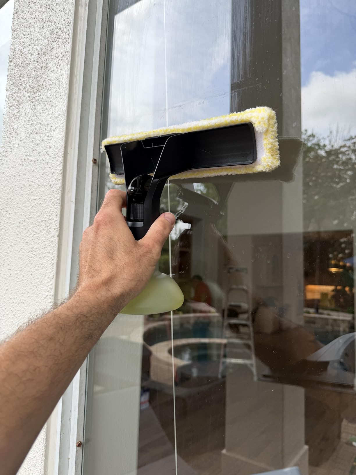 Kärcher Electric Window Vacuum WV 1 Plus, Ideal for Showers, Mirrors, Glass | 10 in Electric Squeegee for Surface Cleaning, Includes Cleaning Solution, Spray Bottles, Battery Powered and Compact customer photo 1