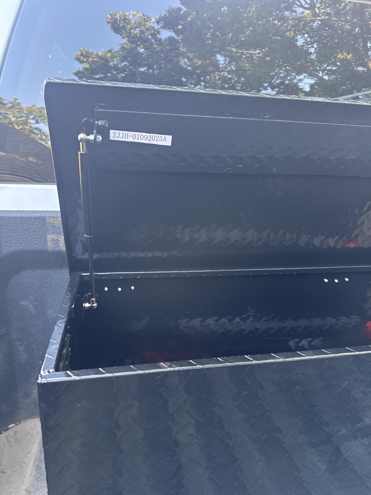 FORWODE 48 Inch Aluminum Truck Tool Box Lockable Truck Bed Tool Box Waterproof Truck Bed Storage Box with Gas Struts & Side Handle Truck Tool Chest for Pickup, Truck Bed, RV, Trailer & Garage (Black) customer photo 2