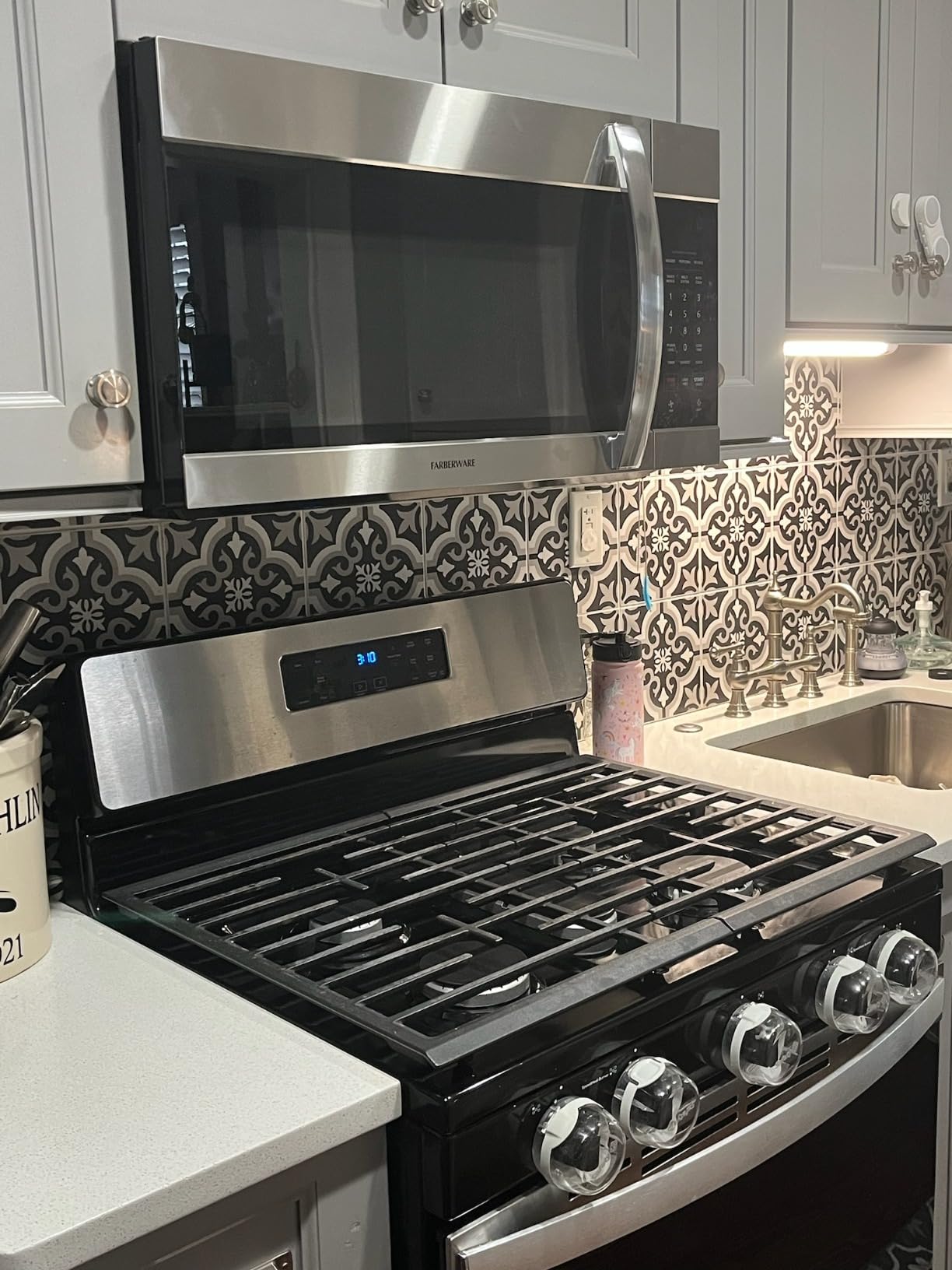 Farberware 1.7 Cu. Ft. Over-the-Range Microwave Oven - 1000 Watts Power, Auto Cook Settings, Defrost, Easy Clean and Child Safety Lock - Stainless customer photo 1