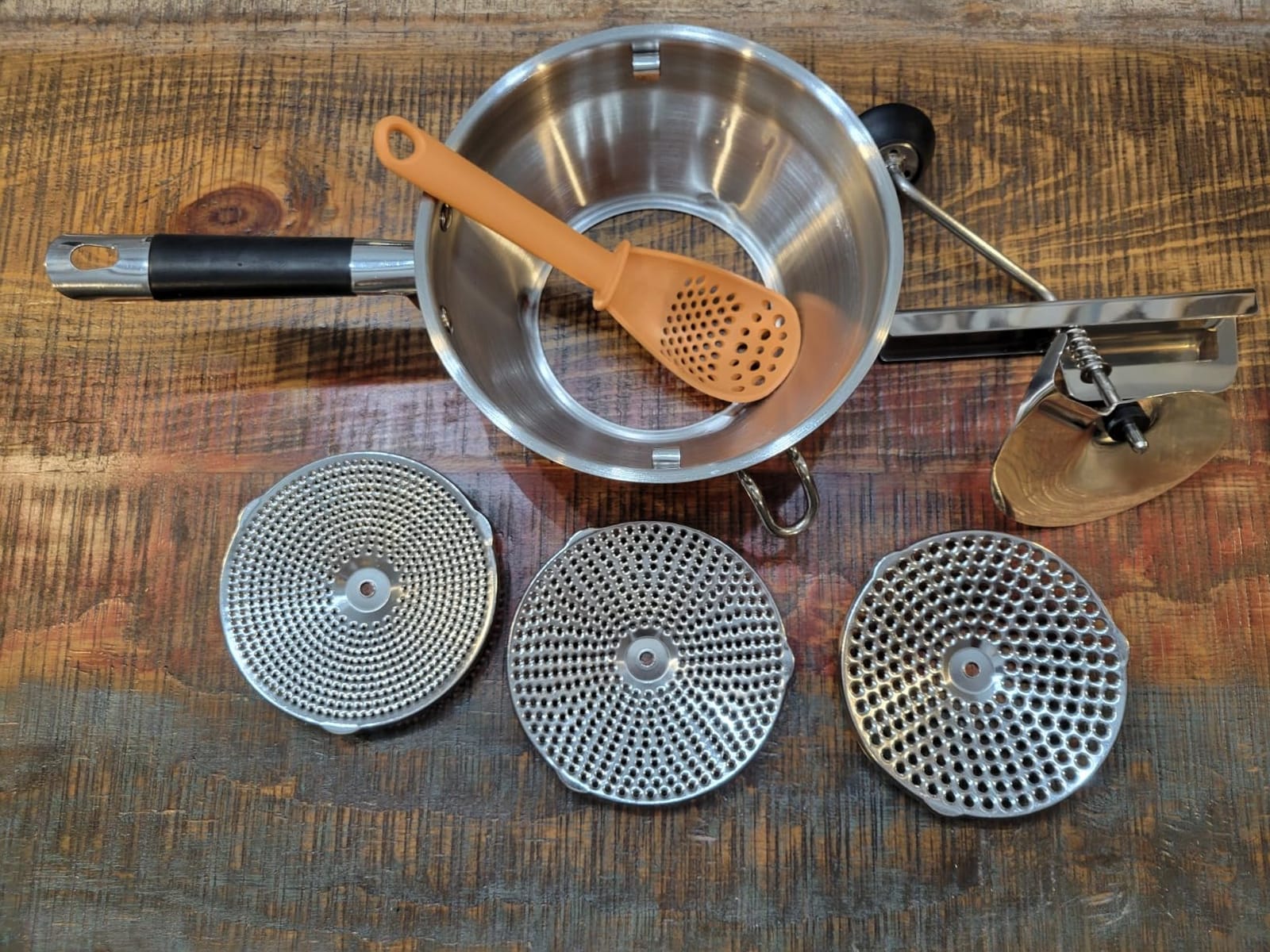 Stainless Steel Food Mills With 3 Milling Discs, Ergonomic design Of Rotary Food Mills For Tomato Sauce, Potatoes, Jams with Silicone Handle Dishwasher Safe, Multifunctional Spoon, Orange customer photo 1