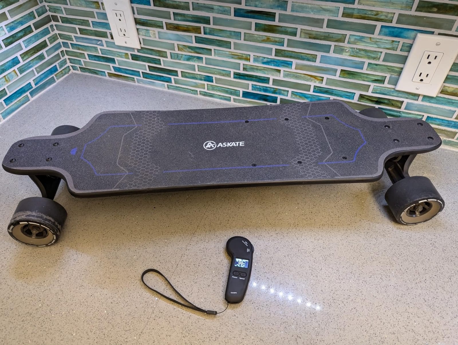 A1 Electric Skateboard with Remote, Range Up to 17 Miles, 8 Ply Canadian Maple, Smooth Braking, Suitable for Younger Beginners customer photo 2
