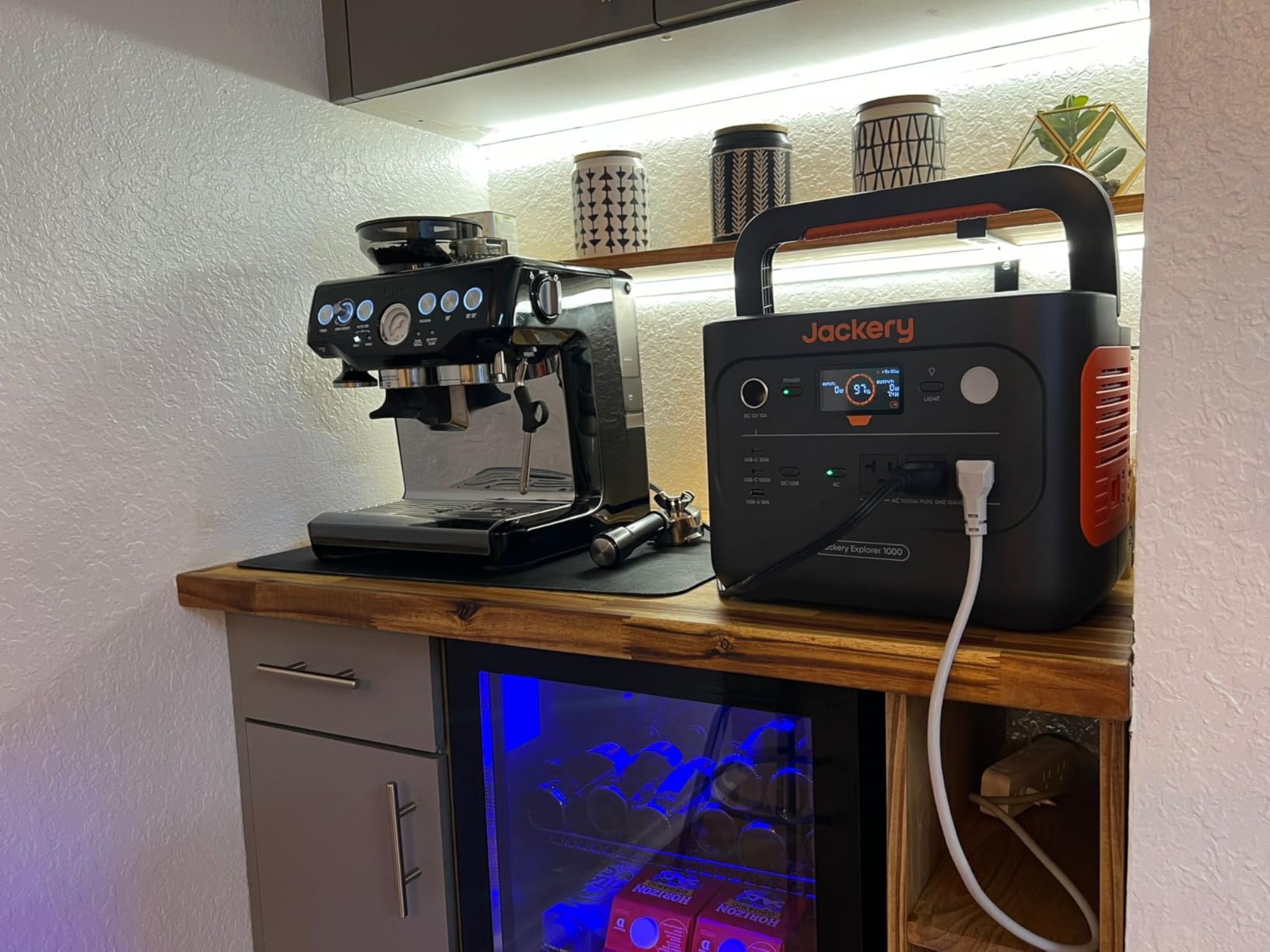 Jackery Explorer 1000 v2 Portable Power Station,1070Wh,1500W | 1 Hr Fast Charge, LiFePO4 Battery, 100W USB-C Output, Solar Generator for Camping, Emergency, RV (Solar Panel Optional) customer photo 2