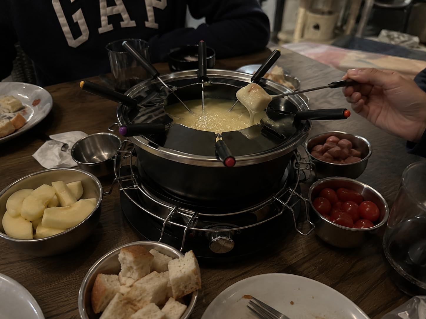 CUSIMAX Electric Fondue Set with 1300W Power Temperature Control for Cheese,Chocolate,Oil and Broth, 2L Non-Stick Electric Fondue Pot with 8 pcs Forks,6 pcs Cups and Removable Anti-Scald Handle customer photo 1