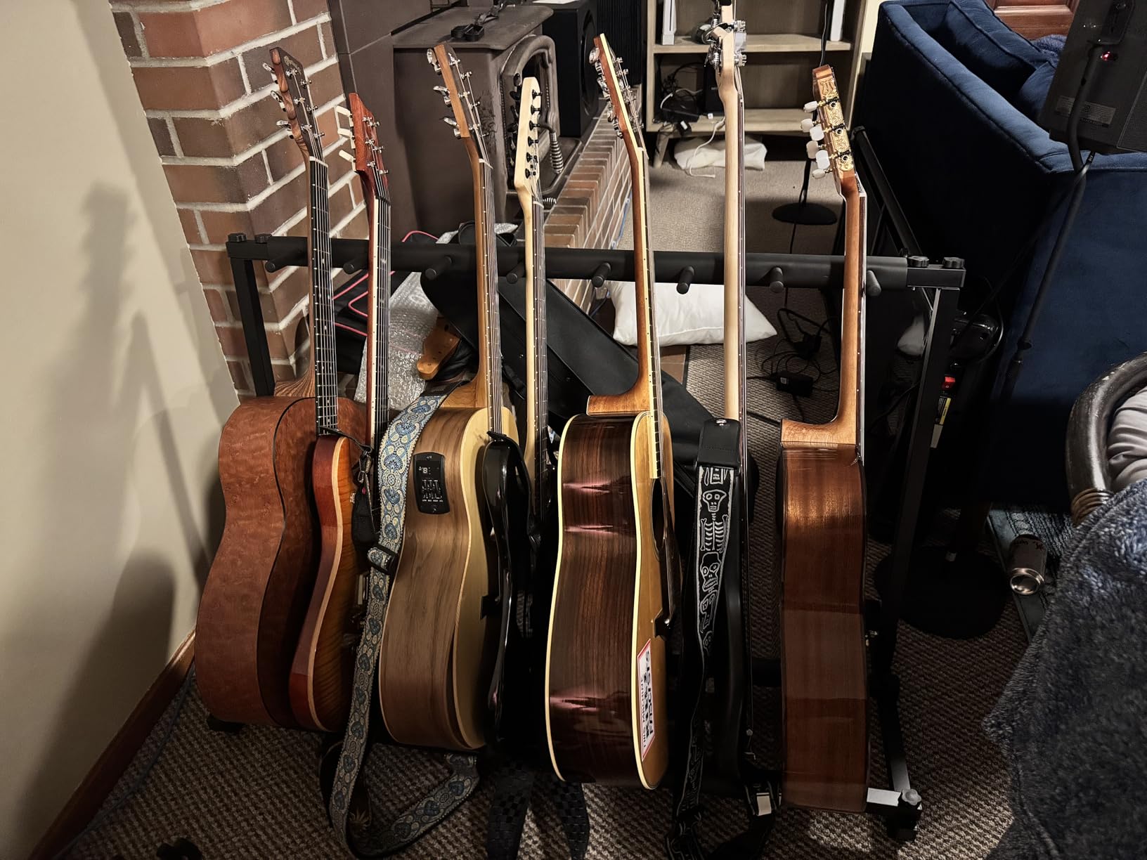 AODSK 3 Multi Guitar Stand Rack with Folding Design, Multiple Guitars Stand, Portable Black Guitar Holder, Black Guitar Display Holder for Guitar & Bass, Studio & Home (3 Guitars) customer photo 1