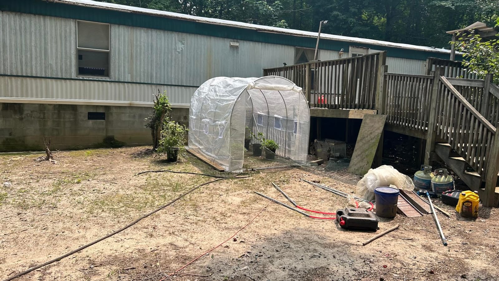 VEVOR Walk-in Tunnel Greenhouse, 9.6x6.4x6.2 ft Hoop House Greenhouse Tunnel, Plant Hot House with Galvanized Steel Frame, White PE Cover, Roll-up Zipper Door and 6 Windows for Outdoor customer photo 1