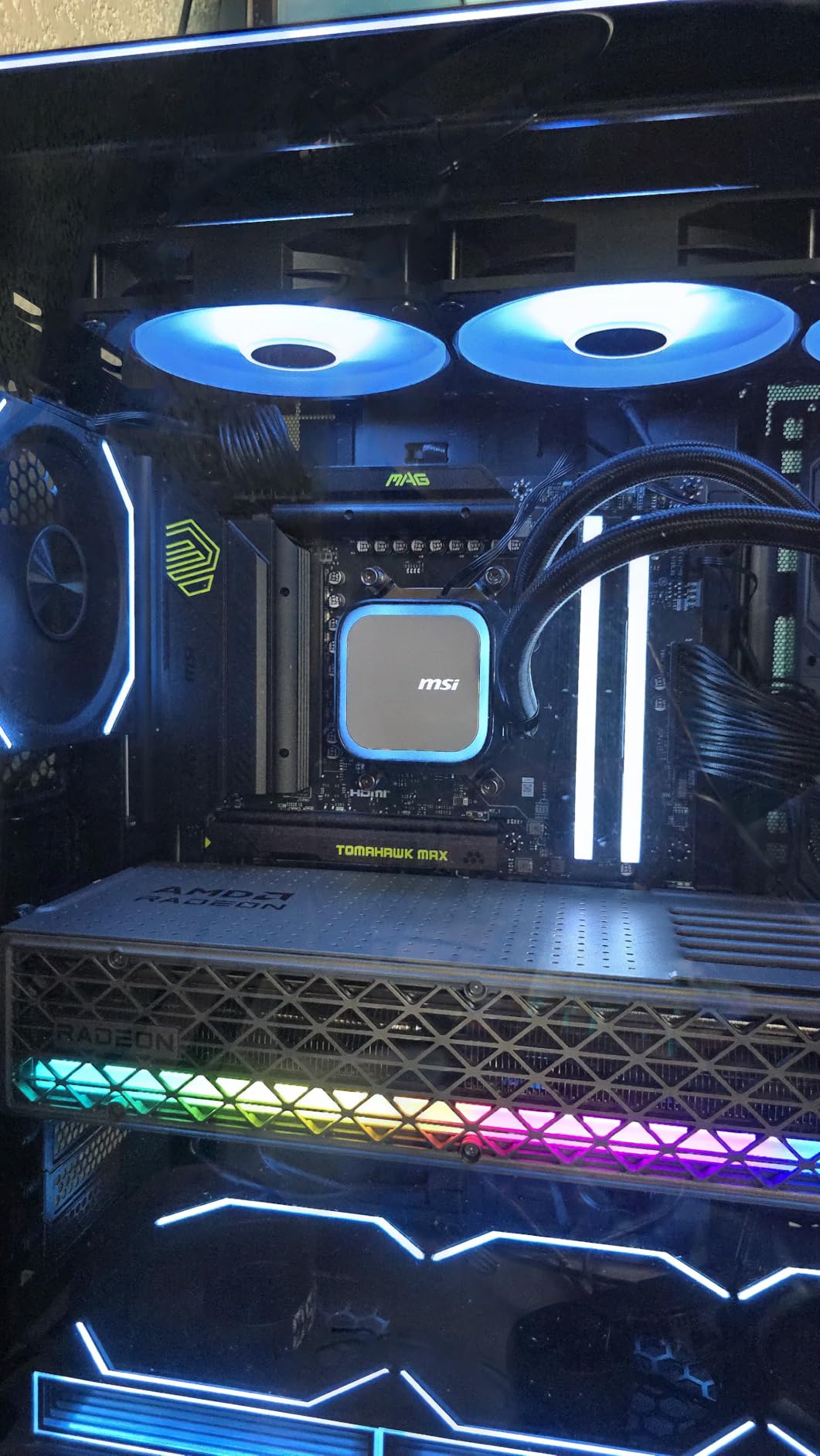MAG B850 Tomahawk MAX WiFi Motherboard, ATX - Supports AMD Ryzen 9000/8000 / 7000 Processors, AM5-80A SPS VRM, DDR5 Memory Boost 8400+ MT/s (OC), PCIe 5.0 x16, M.2 Gen5, Wi-Fi 7, 5G LAN customer photo 1