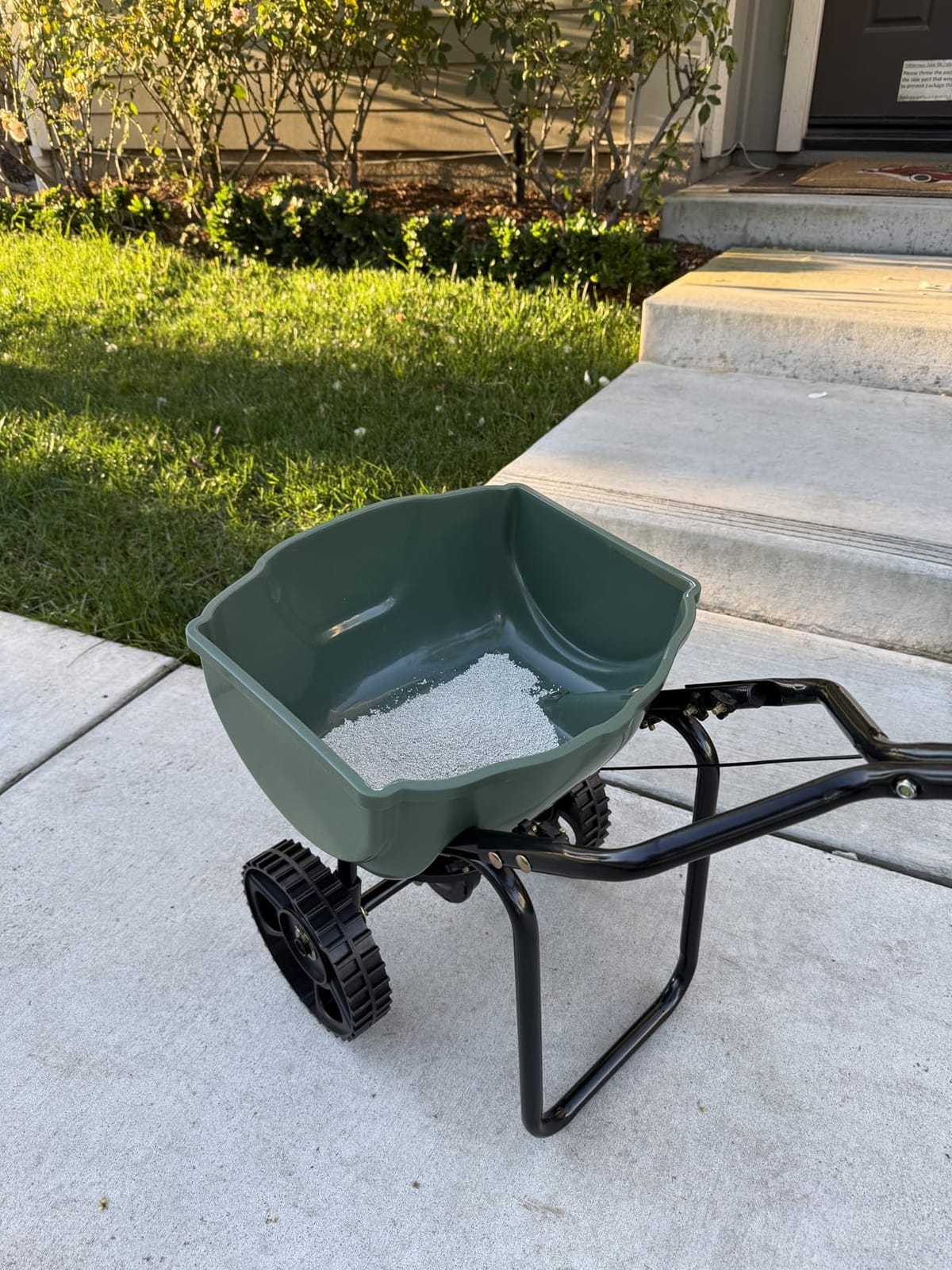 Amazon Basics Fertilizer Spreader for Lawn, Evenly Spreading, Multi-Gear System, Covers 5000 Square Feet per Load, 33 Pounds, 0.53 Cubic Feet, All Season, 1-Pack customer photo 1