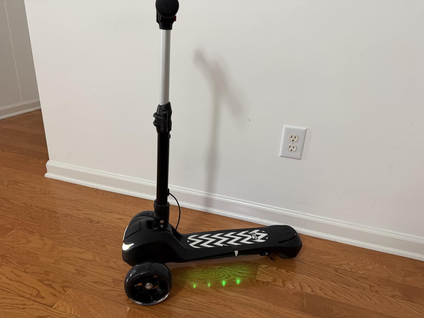 Electric Scooter for Kids Ages 3-12, 3 Adjustable Heights, 5MPH Safe Speed, Full Body Lights Up, Wide Deck, 90min Riding, Foldable 3 Wheel Electric Scooter for Kids Boys Girls Toddler customer photo 2