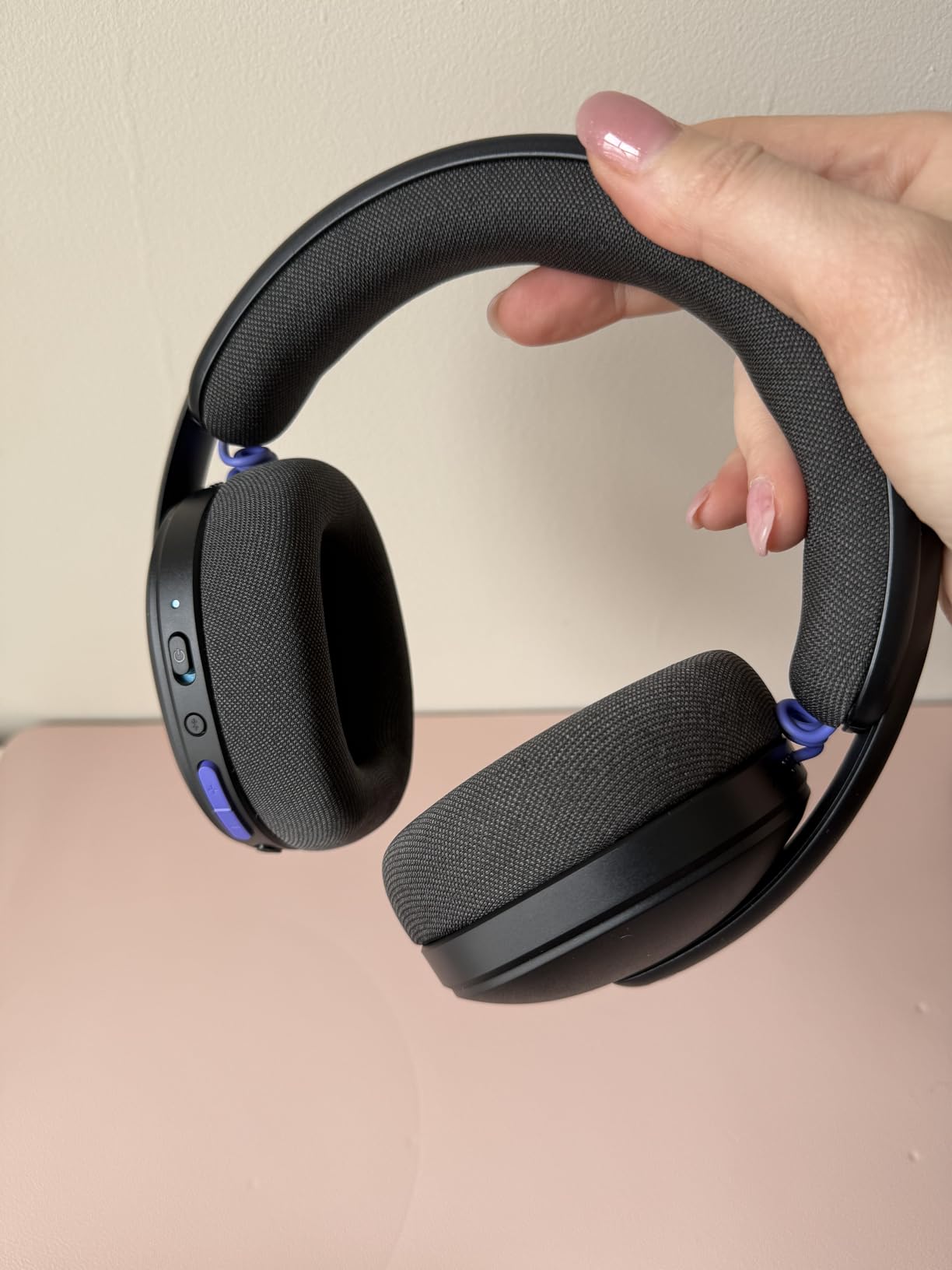 Logitech G325 Lightspeed Wireless Bluetooth Gaming Headset, All-Day Comfort, Built-in Mic with Noise Reduction, 24-Bit Audio, 24+ Hr Battery Life, for PC, PlayStation, Switch, Mobile - Black customer photo 1