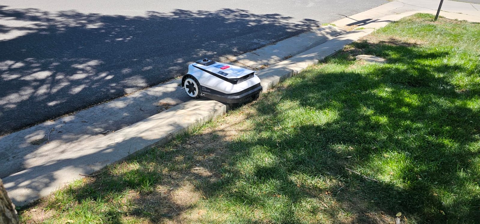 ECOVACS Goat A3000 LiDAR PRO Robotic Lawn Mower for Up to 3/4 Acre, 7500 mAh Battery with 189W Fast Charging, Wire-Free Dual-LiDAR Navigation, Built-in TruEdge Edge Trimmer, Smart App Control customer photo 2