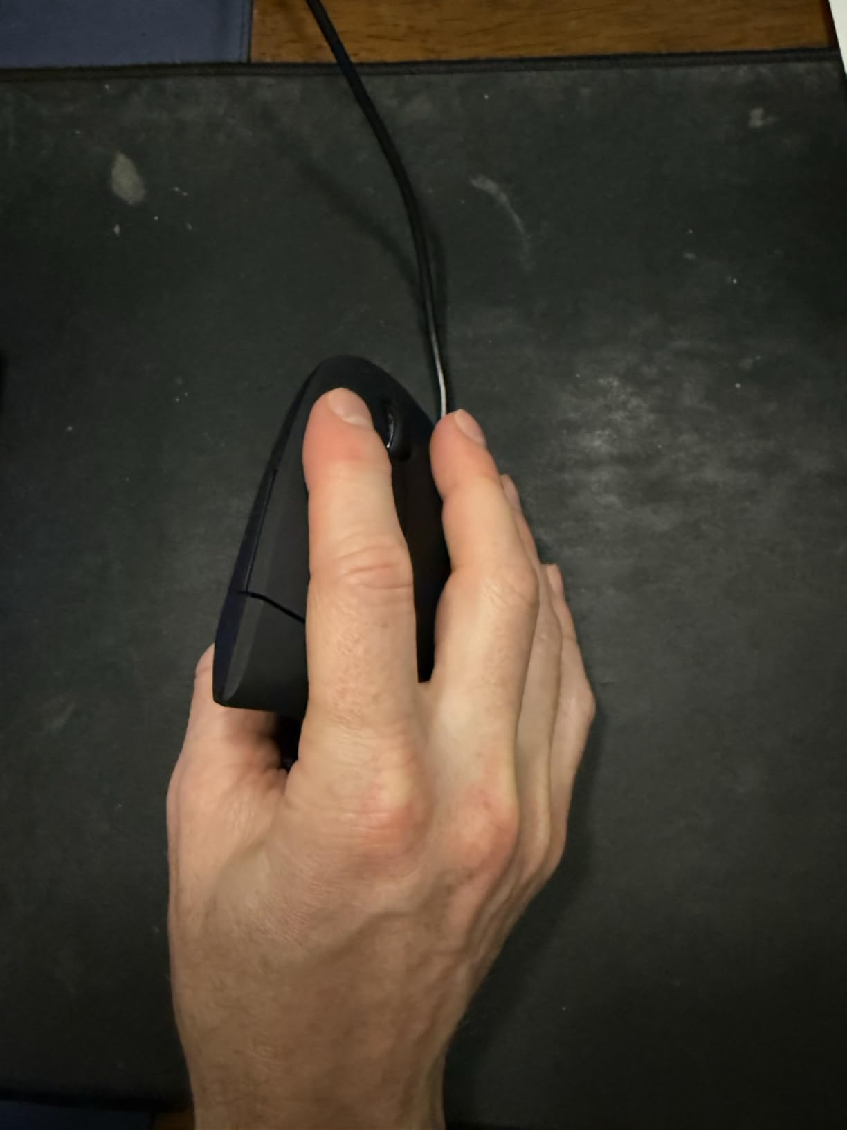 Anker USB Wired Vertical Mouse, Ergonomic Mouse for Computer and Laptops customer photo 1