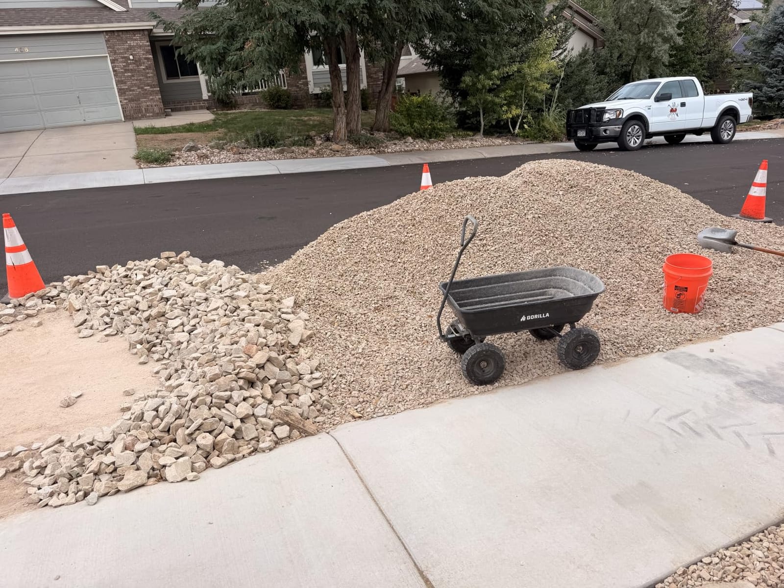 Gorilla Carts Poly Dump Cart, 600 lb. Capacity, 4 Cu ft, Quick Release Dump customer photo 1