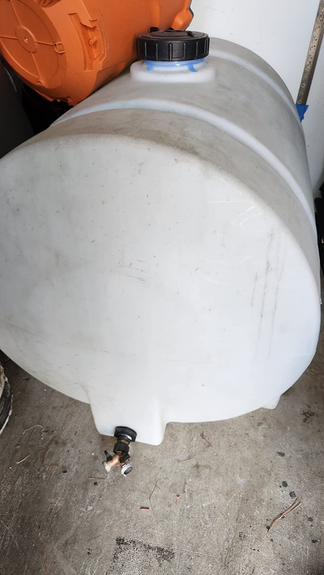 RomoTech 550 Gallon Polyethylene Storage Tank with Legs–Heavy-Duty Horizontal Water Storage Tank for Farms, Industrial or Chemical Use–UV-Resistant, Rustproof, BPA-Free Plastic Liquid Tank, 821242659 customer photo 1