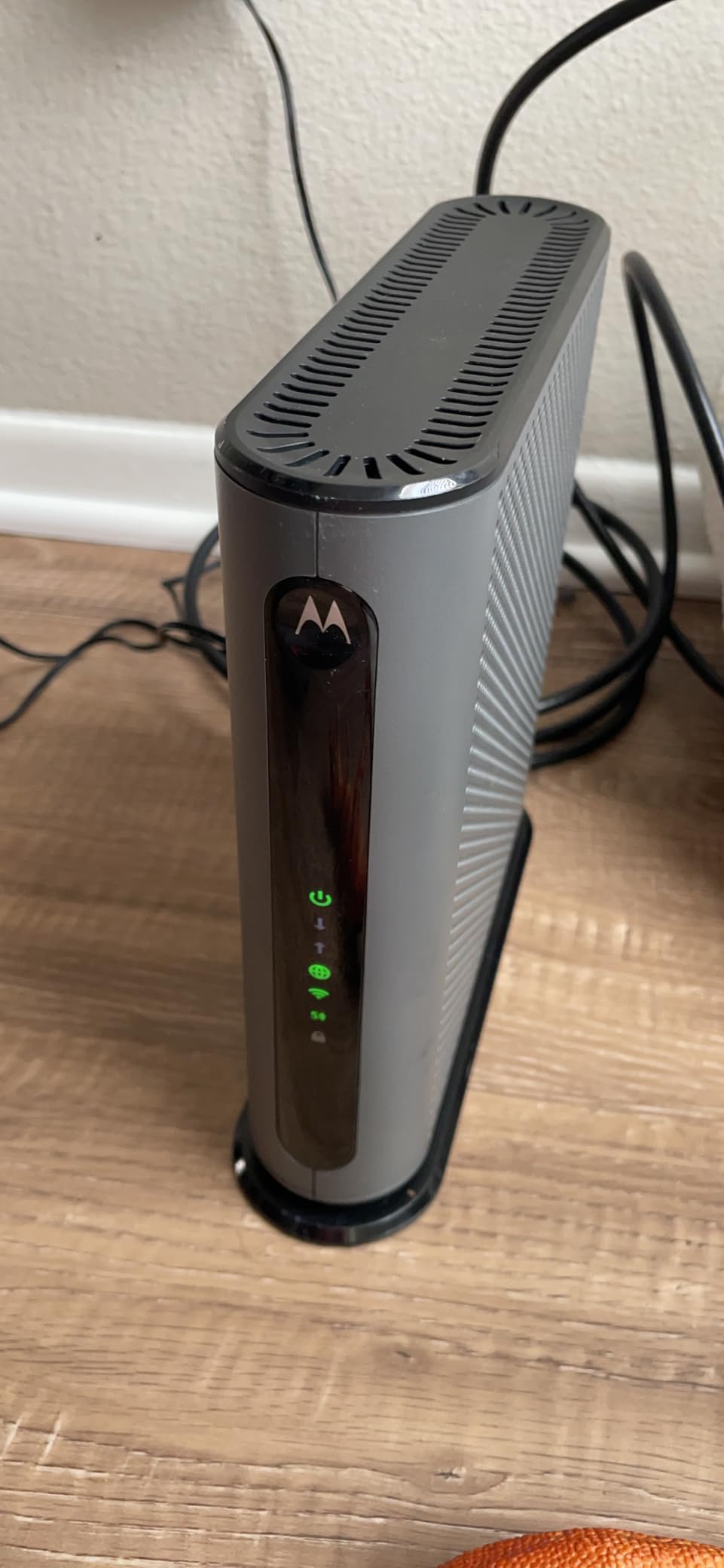 Motorola MG7550 2-in-1 Cable Modem with Built-in WiFi Router and Power Boost | Approved by Comcast Xfinity, Cox, Charter Spectrum| AC1900 WiFi Router | 16x4 DOCSIS 3.0 customer photo 1