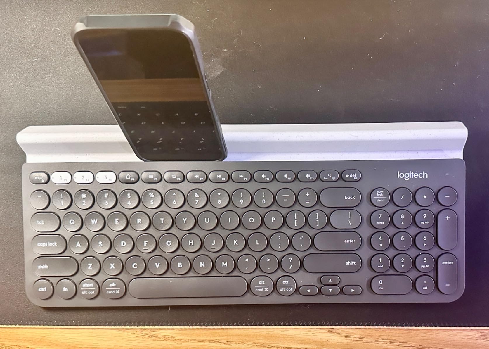Logitech K780 Multi-Device Wireless Keyboard with Built-in Cradle, Speckles customer photo 2
