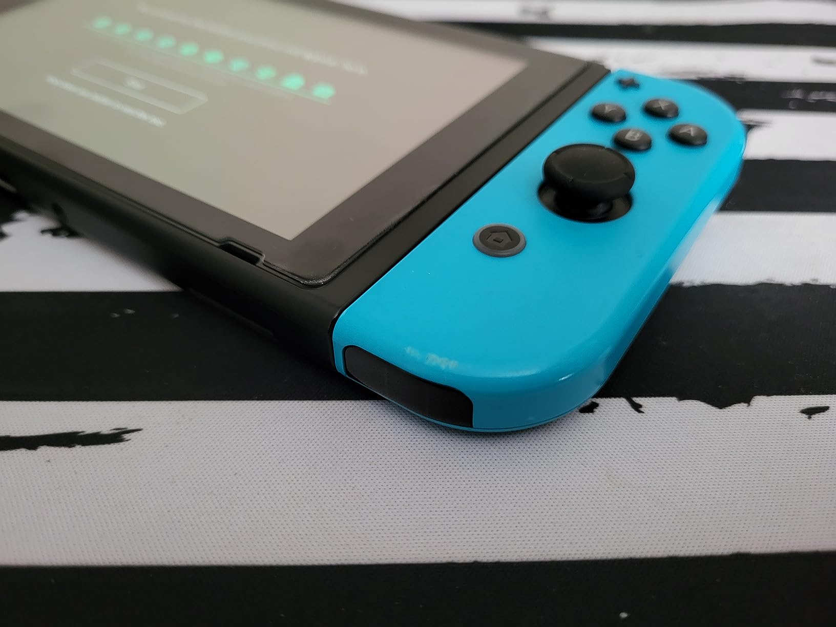 Nintendo Joy-Con (L/R) - Neon Red/Neon Blue customer photo 2