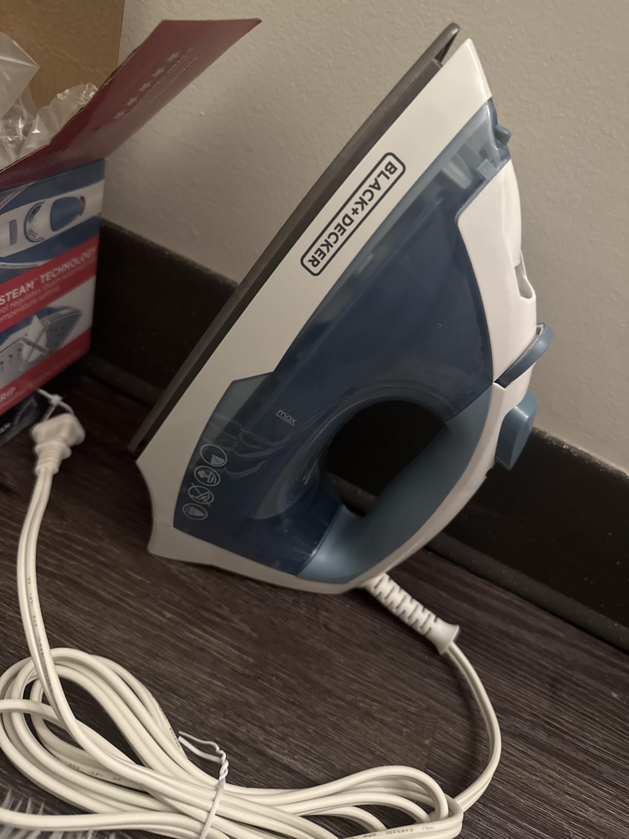 BLACK+DECKER Steam Iron for Clothes with Auto Shutoff & TrueGlide Soleplate | 1200W steam iron with nonstick soleplate, compact, spray mist, comfort grip and auto shutoff for easy wrinkle removal. customer photo 2