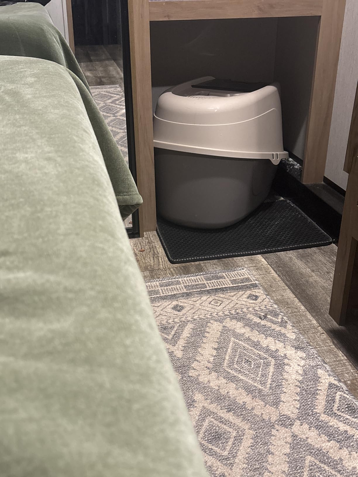 Amazon Basics No-Mess Hooded Enclosed Cat Litter Box with Odor Control and Swinging Door, Standard, 21