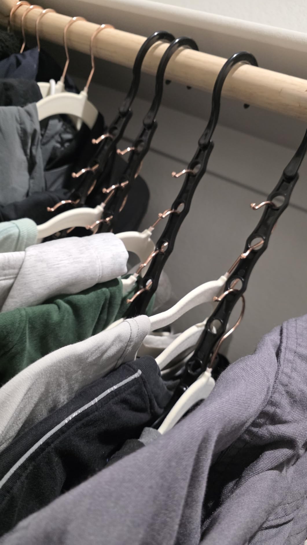 Amazon Basics Slim Velvet Non-Slip Space Saving Suit Clothes Hangers, Sturdy Metal, Gray/Silver, 30-Pack customer photo 1