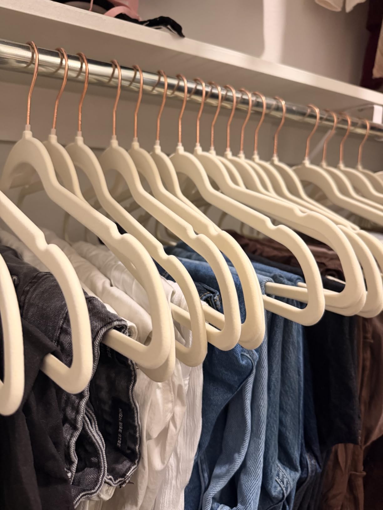 Amazon Basics Slim Velvet Non-Slip Space Saving Suit Clothes Hangers, Sturdy Metal, Gray/Silver, 30-Pack customer photo 2