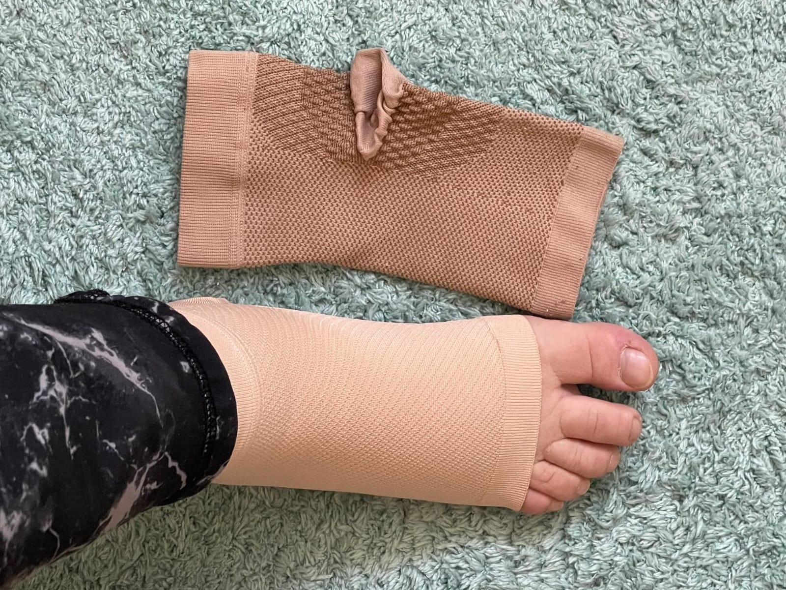 KEMFORD Ankle Compression Sleeve - 1-Pair, Plantar Fasciitis Braces - Open Toe Compression Socks for Swelling, Sprain, Neuropathy, Foot Arch Support for Men and Women - 20-30mmhg, M customer photo 1