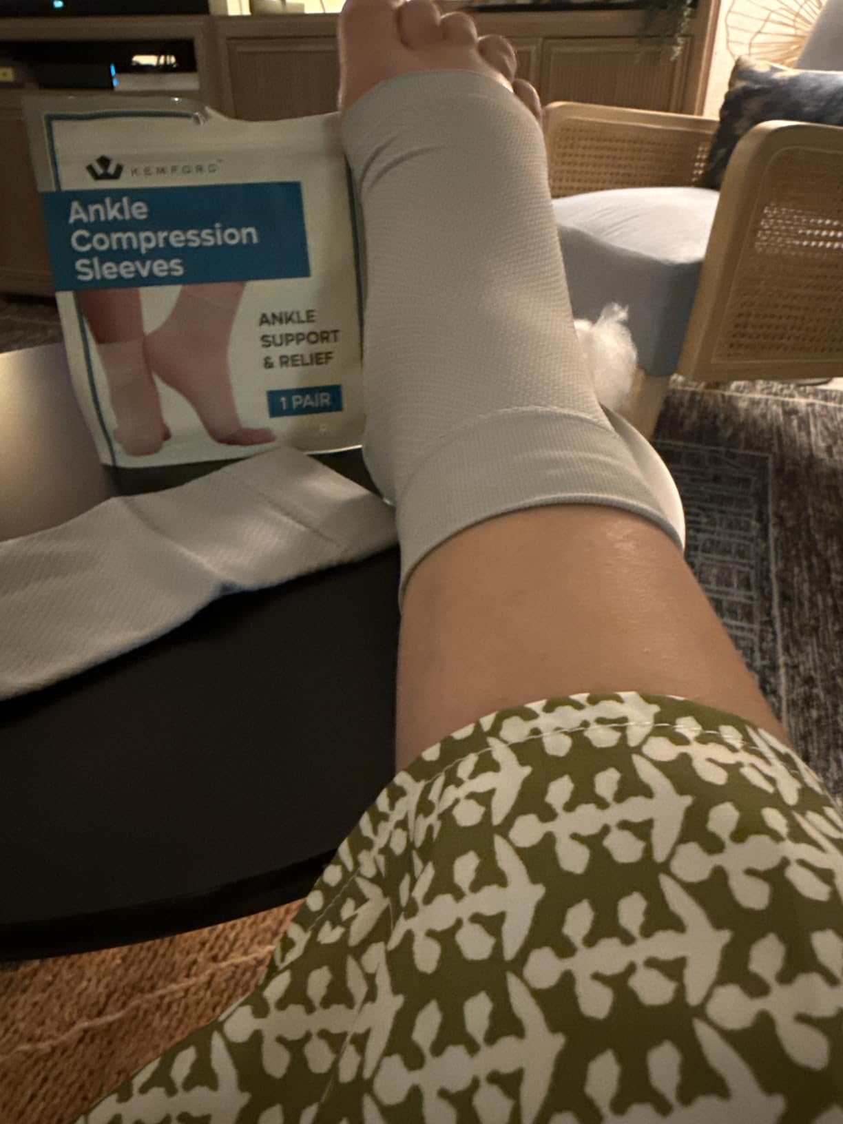 KEMFORD Ankle Compression Sleeve - 1-Pair, Plantar Fasciitis Braces - Open Toe Compression Socks for Swelling, Sprain, Neuropathy, Foot Arch Support for Men and Women - 20-30mmhg, M customer photo 2