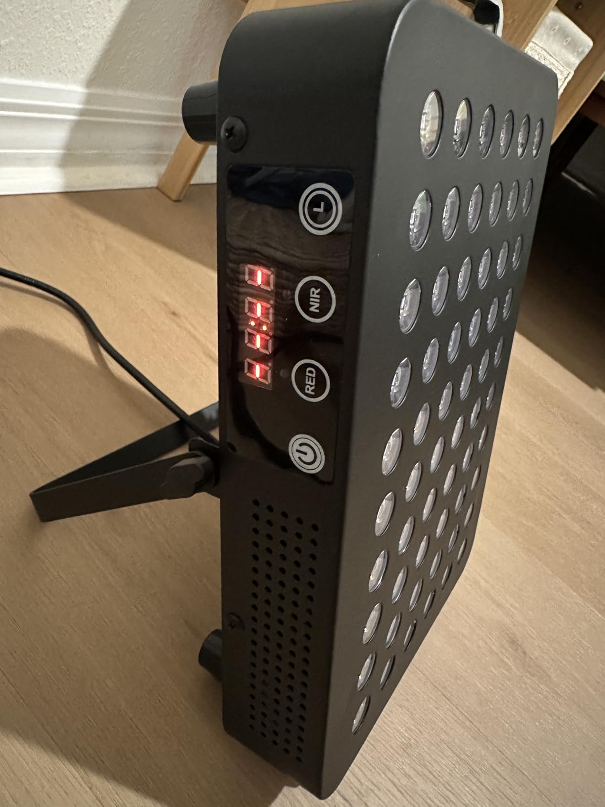 BestQool Red Light Therapy Panel, 660nm Red & 850nm Infrared Light, 105W customer photo 1