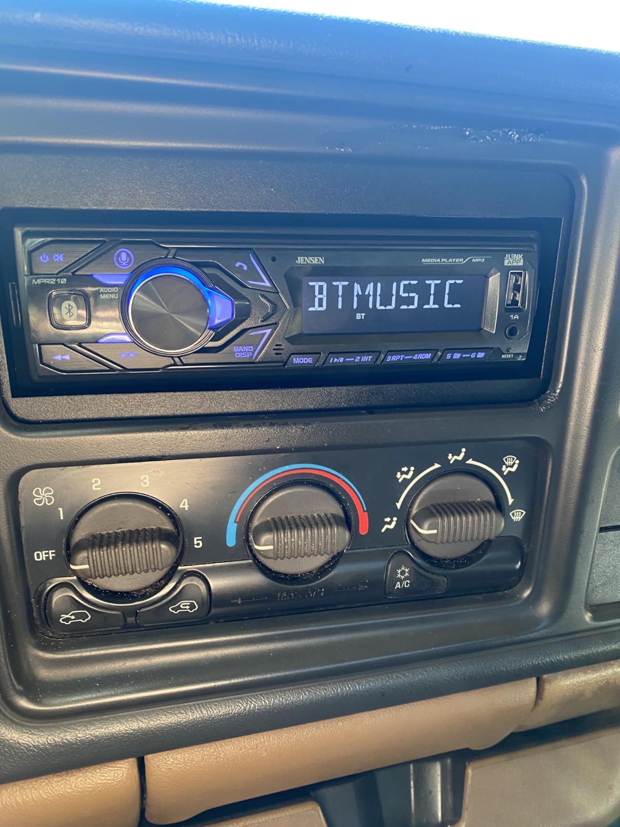 Jensen MPR210 Single DIN Bluetooth Car Stereo, Hands-Free, AM/FM, USB | Bluetooth hands-free calling and streaming, push-to-talk assistant, USB playback and charging customer photo 2